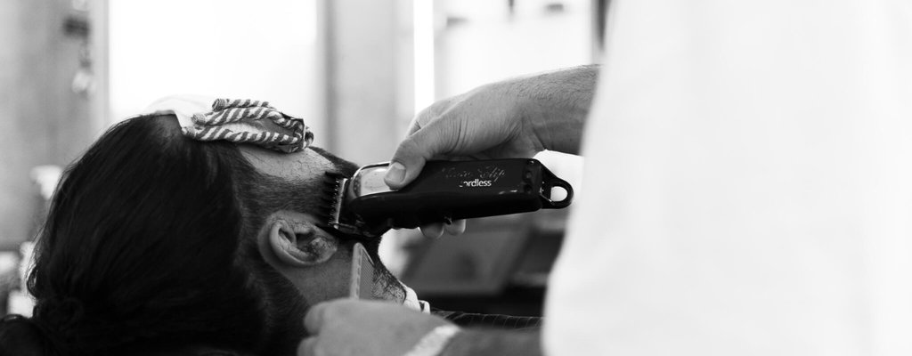 Mauro fra 1o1BARBERS Oslo trimmer skjegg til en kunde med envy cordless klipper