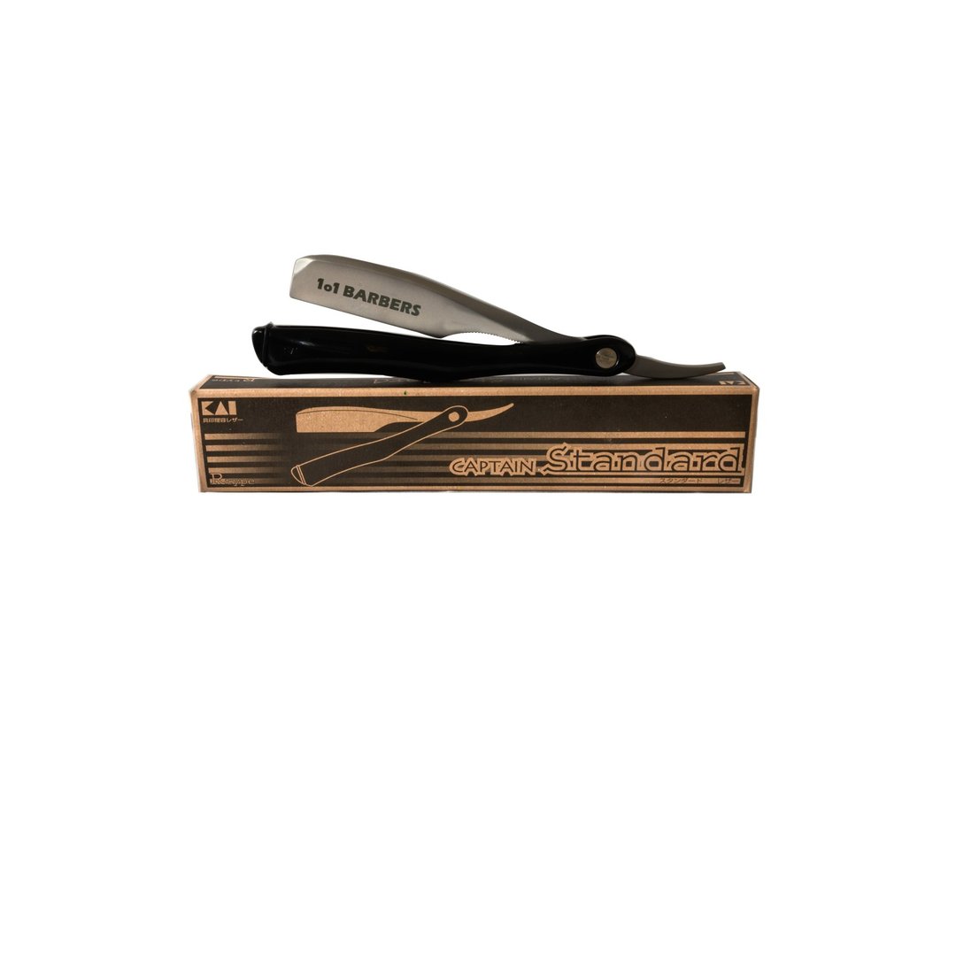 1o1BARBERS x KAI CAPTAIN Sharp Razor Barberkniv on top of box