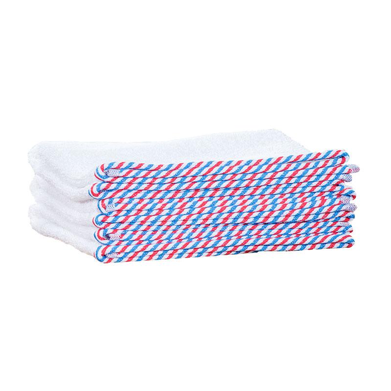 Hvit håndkle med røde og blå striper